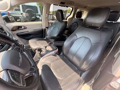 Used 2019 Chrysler Pacifica Touring-L FWD image 22