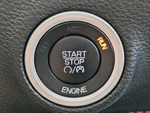 Used 2015 Dodge Challenger R/T Plus image 29