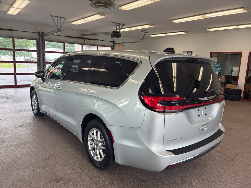 Certified 2024 Chrysler Pacifica Touring-L FWD image 24