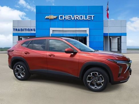 Used 2024 Chevrolet Trax LT w/ Driver Confidence Package FWD image 2