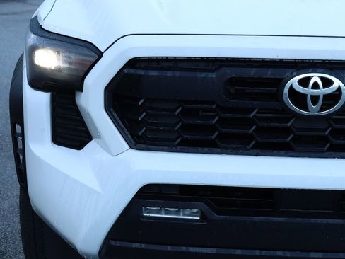 Used 2025 Toyota Tacoma TRD Off-Road image 13