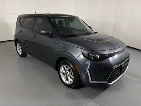 Used 2023 Kia Soul LX w/ LX Technology Package image 2