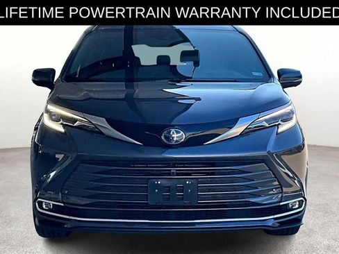 Used 2025 Toyota Sienna Platinum image 5
