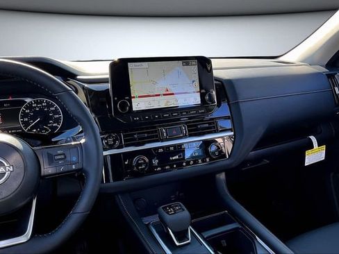 New 2025 Nissan Pathfinder SL image 6