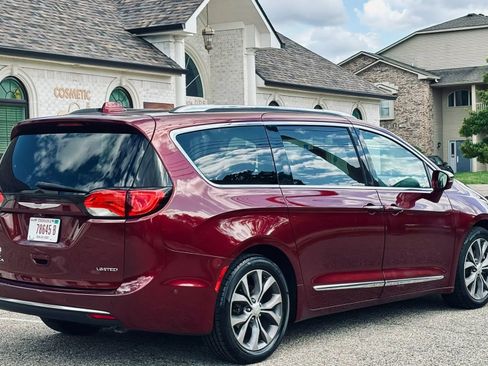 Used 2018 Chrysler Pacifica Limited w/ Tire & Wheel Group FWD image 10