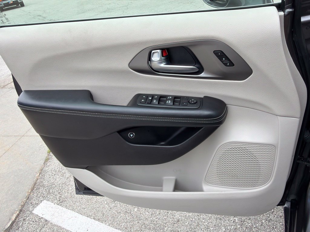 Used 2021 Chrysler Pacifica Touring-L FWD image 37