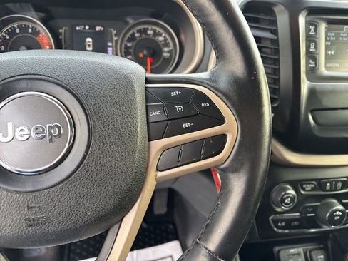 Used 2018 Jeep Cherokee Latitude w/ Cold Weather Group image 18