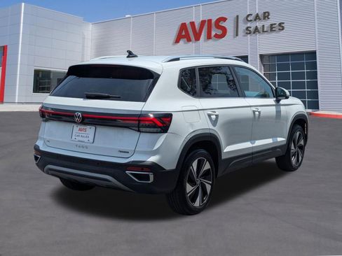 Used 2025 Volkswagen Taos SE AWD/4WD image 6