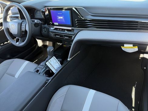 New 2026 Toyota Camry Hybrid FWD image 24