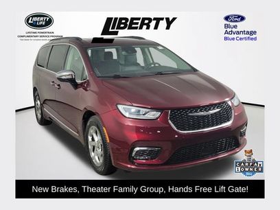 Used 2023 Chrysler Pacifica Limited w/ Uconnect Theater Family Group