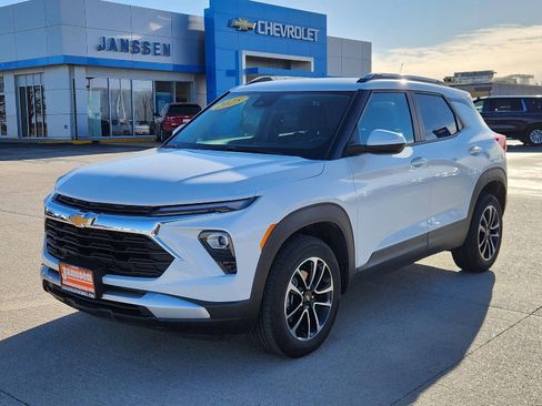 Used 2025 Chevrolet TrailBlazer LT image 2