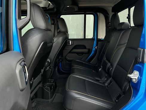 Used 2025 Jeep Gladiator Sport image 12