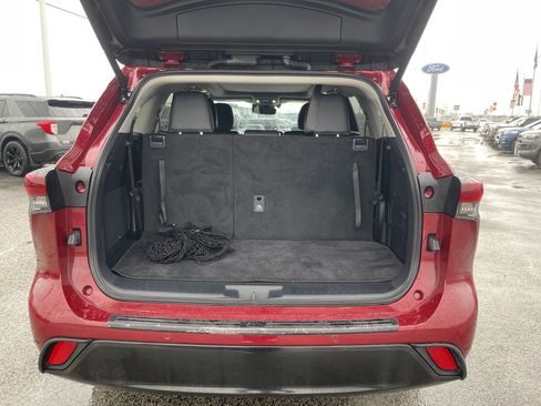 Used 2024 Toyota Highlander Platinum image 6