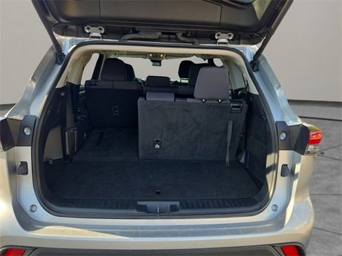 Used 2024 Toyota Highlander LE image 31