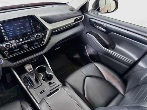 Used 2021 Toyota Highlander XLE AWD/4WD image 25