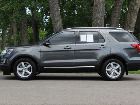 Used 2017 Ford Explorer XLT w/ Equipment Group 201A FWD image 4