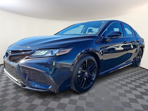 Used 2021 Toyota Camry XSE image 3