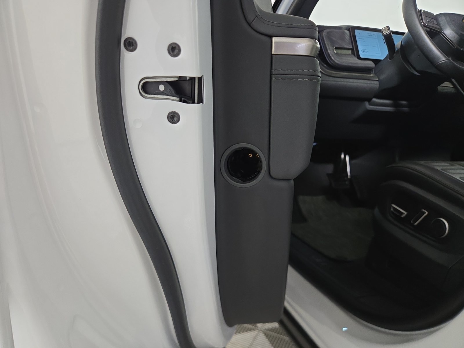 Used 2025 Rivian R1S Adventure Dual AWD/4WD image 32