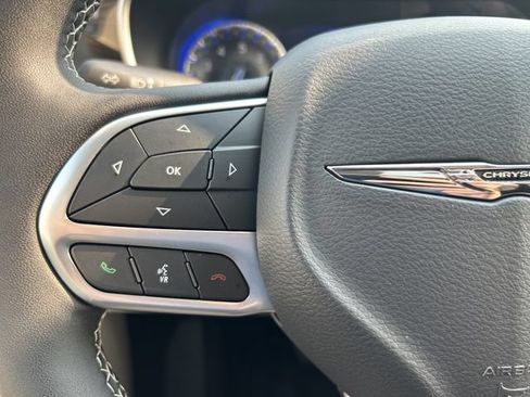 Used 2024 Chrysler Pacifica Limited AWD/4WD image 30