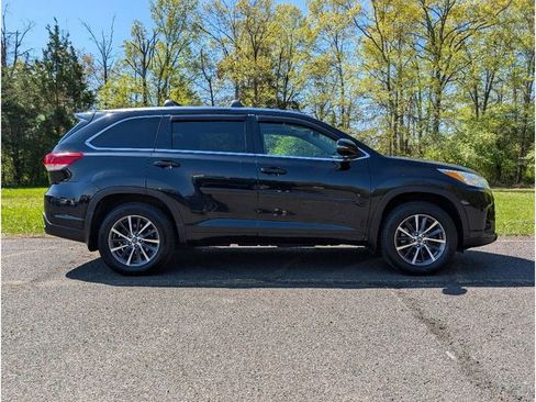 Used 2018 Toyota Highlander XLE AWD/4WD image 4