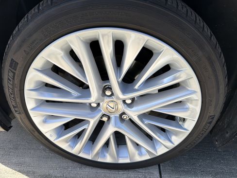 Used 2016 Lexus ES 350 w/ Luxury Package w/Wood Trim image 4