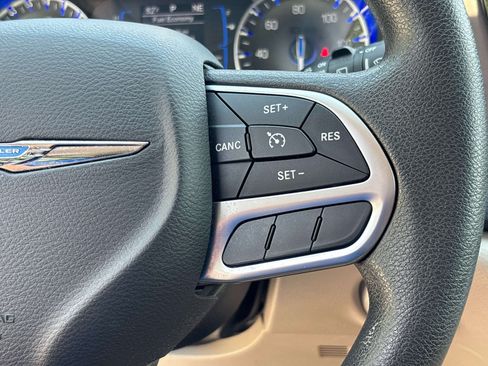 Used 2017 Chrysler Pacifica LX FWD image 18