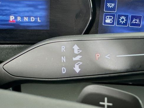 Used 2025 Chevrolet Traverse LT image 25