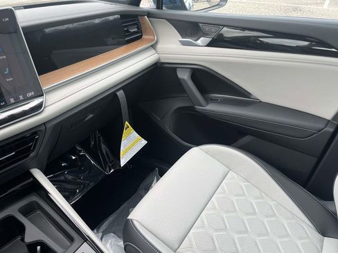 New 2026 Volkswagen Tiguan SEL R-Line AWD/4WD image 24