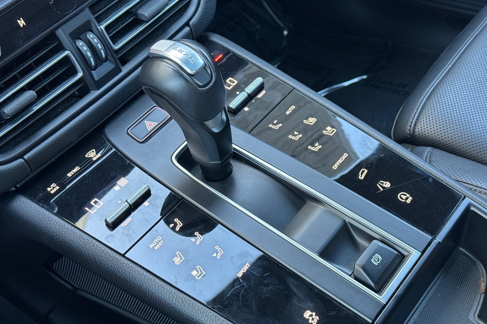 Used 2024 Porsche Macan AWD/4WD image 17