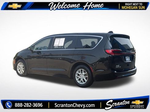 Used 2023 Chrysler Pacifica Touring-L FWD image 4