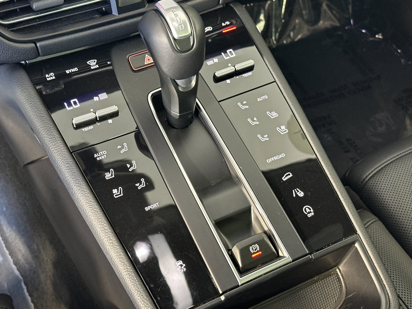Certified 2024 Porsche Macan AWD/4WD image 25