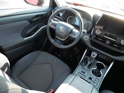 Used 2024 Toyota Highlander LE image 9