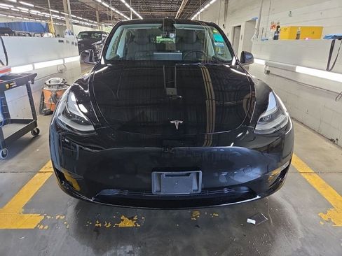 Used 2024 Tesla Model Y Long Range AWD/4WD image 2