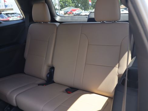 Used 2023 Chevrolet Traverse Premier AWD/4WD image 11