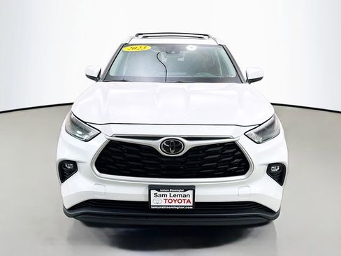Used 2023 Toyota Highlander XLE image 2