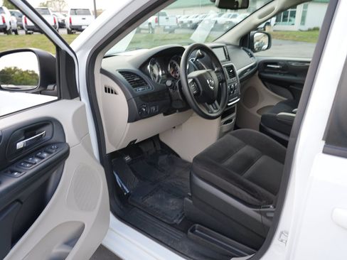 Used 2018 Dodge Grand Caravan SE w/ UConnect Hands-Free Group FWD image 13
