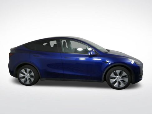 Used 2024 Tesla Model Y Long Range AWD/4WD image 2