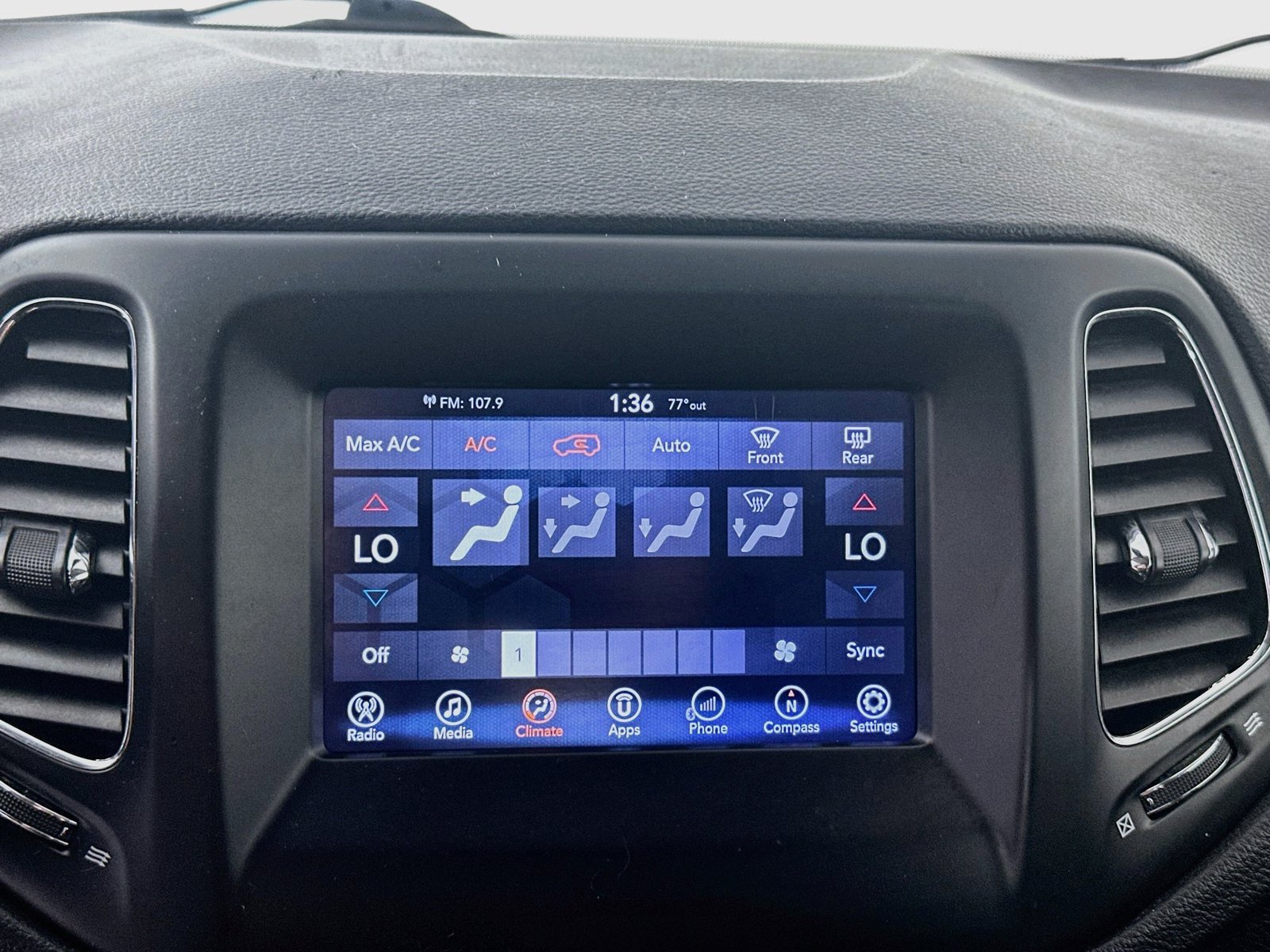 Used 2017 Jeep Compass Latitude w/ Popular Equipment Group AWD/4WD image 14