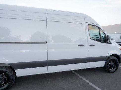 Used 2025 Mercedes-Benz Sprinter 2500 image 4