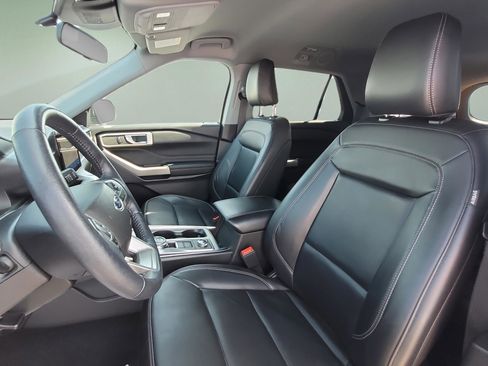 Used 2023 Ford Explorer XLT w/ Equipment Group 202A AWD/4WD image 28