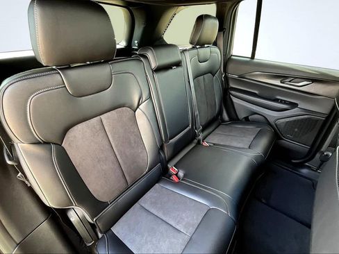 New 2025 Jeep Grand Cherokee Laredo image 9