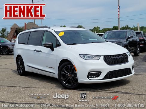 Used 2024 Chrysler Pacifica Touring-L w/ Uconnect Theater Family Group FWD image 1
