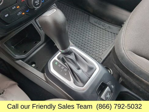 Used 2020 Jeep Renegade Altitude FWD image 21