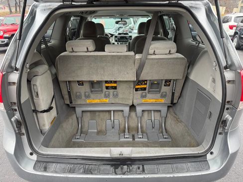 Used 2013 Toyota Sienna LE image 28