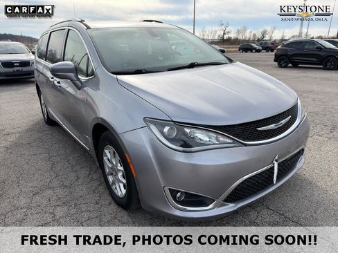 Used 2020 Chrysler Pacifica Touring-L image 1