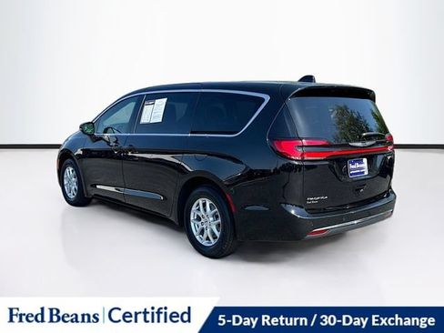Used 2025 Chrysler Pacifica Select FWD image 8