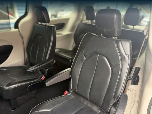 Used 2019 Chrysler Pacifica Limited w/ Tire & Wheel Group FWD image 32