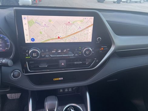 Used 2025 Toyota Highlander Platinum image 12