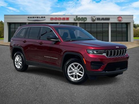 Used 2024 Jeep Grand Cherokee Laredo X w/ Luxury Tech Group I RWD image 2
