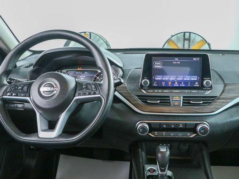 Used 2025 Nissan Altima 2.5 SV FWD image 17